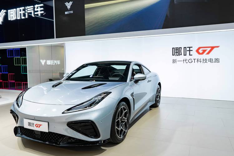 深圳345哪吒汽车在智能汽车领域的表现，领途汽车在新能源汽车市场中的影响力